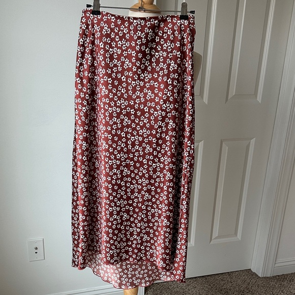 Abercrombie & Fitch Dresses & Skirts - EUC Abercrombie & Fitch Floral Midi Skirt